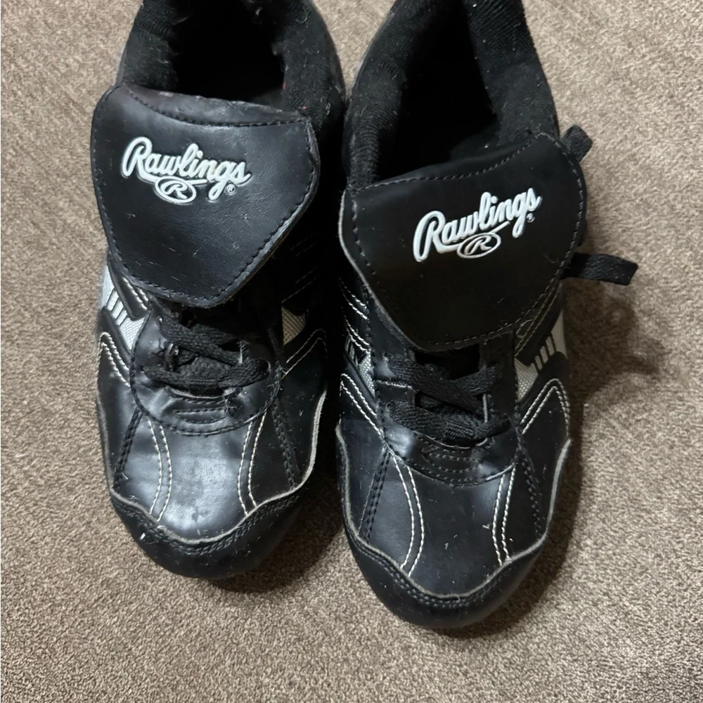 Rawlings Black baseball cleats with Synthetic Leather and Mesh